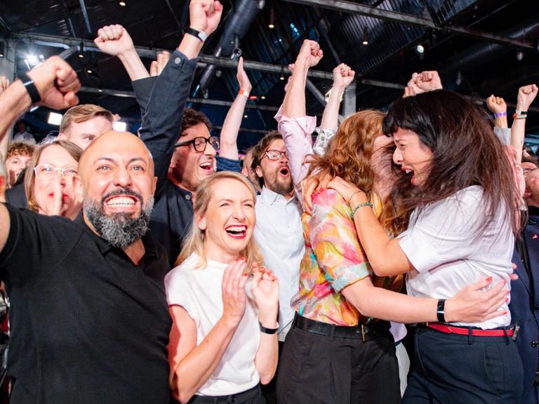 Wahlparty von der Linken Berlin mit Ferat Kocak, Ines Schwerdtner, Kerstin Wolter und Elif Eralp Wahlparty von der Linken Berlin mit Ferat Kocak, Ines Schwerdtner, Kerstin Wolter und Elif Eralp