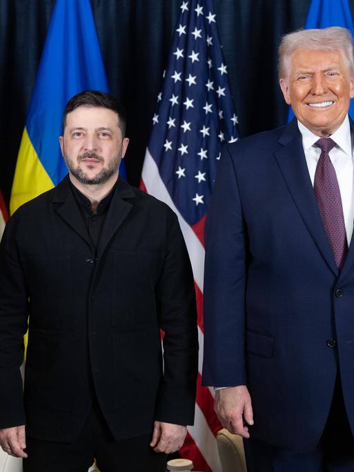 Davos Wolodymyr Selenskyj trifft US Präsident Donald Trump am Rande des Weltwirtschaftsforum am 22.01.2026 in Davos.