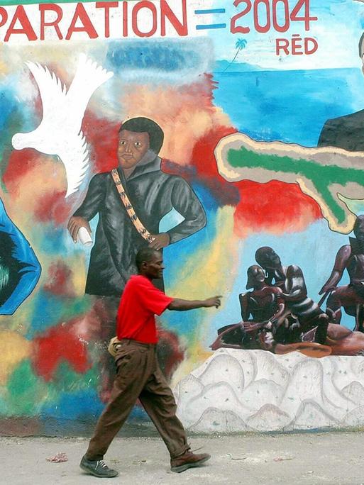 Ein Graffito in der haitianischen Hauptstadt Port-au-Prince zeigt zwei Männer in historischen Anzügen. Ebenso in Abstraktion Menschen scheinbarer in einer Kampfhandlung mit einem gefallen Pferd.