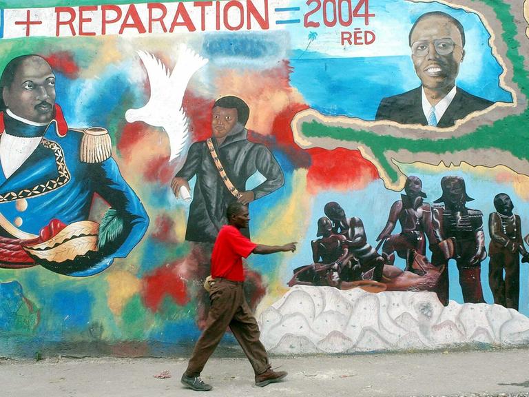 Ein Graffito in der haitianischen Hauptstadt Port-au-Prince zeigt zwei Männer in historischen Anzügen. Ebenso in Abstraktion Menschen scheinbarer in einer Kampfhandlung mit einem gefallen Pferd.