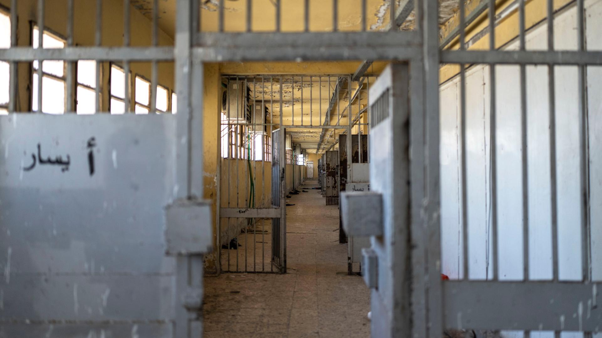 Das Bild zeigt einen Gang zu Gefängniszellen im Gefängnis Saidnaya in Damaskus.
