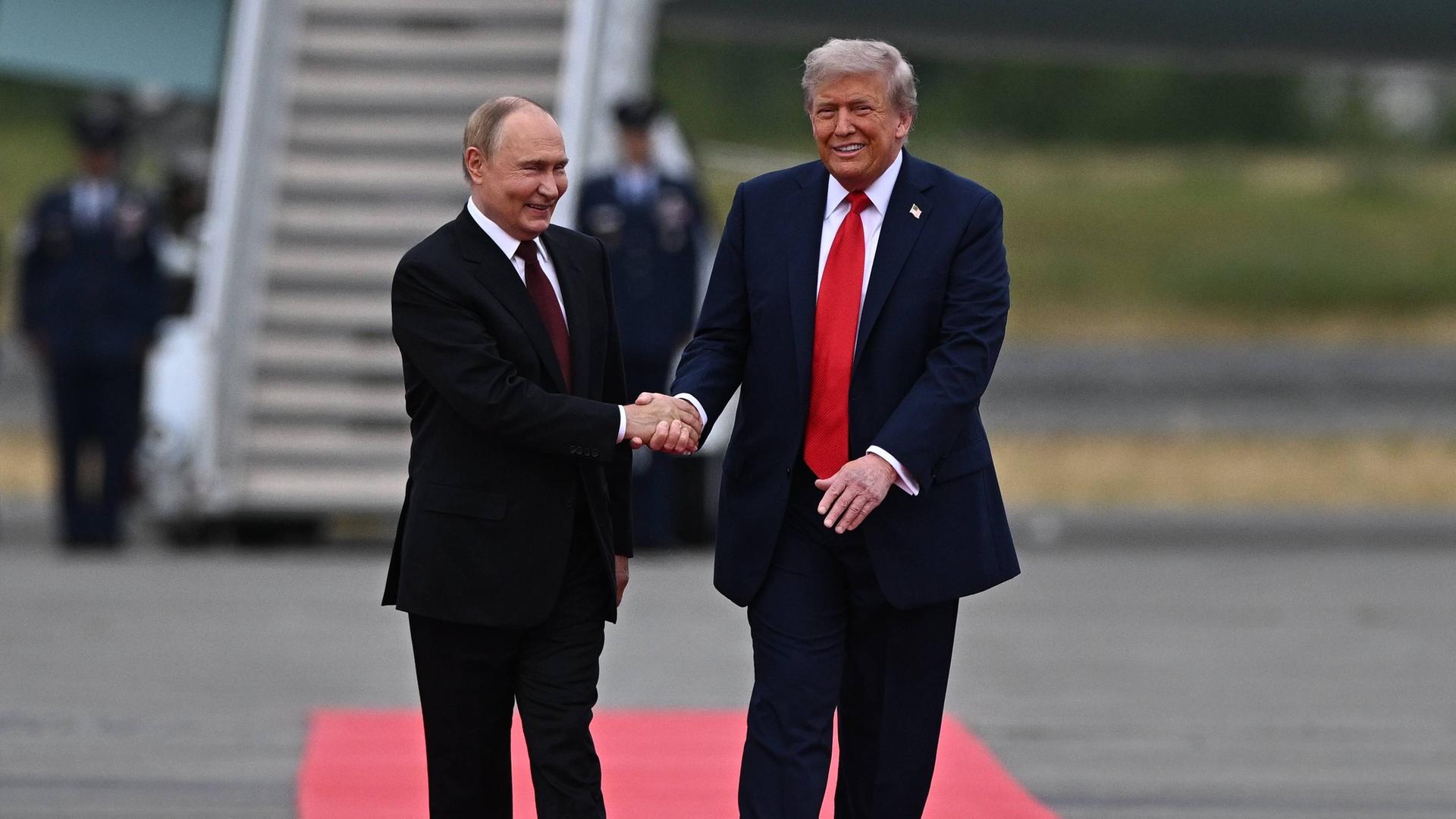 US-Präsident Donald Trump begrüßt am 15.08.2025 den russischen Präsidenten Wladimir Putin in Anchorage, Alaska (USA). US-Präsident Donald Trump begrüßt am 15.08.2025 den russischen Präsidenten Wladimir Putin in Anchorage, Alaska (USA).