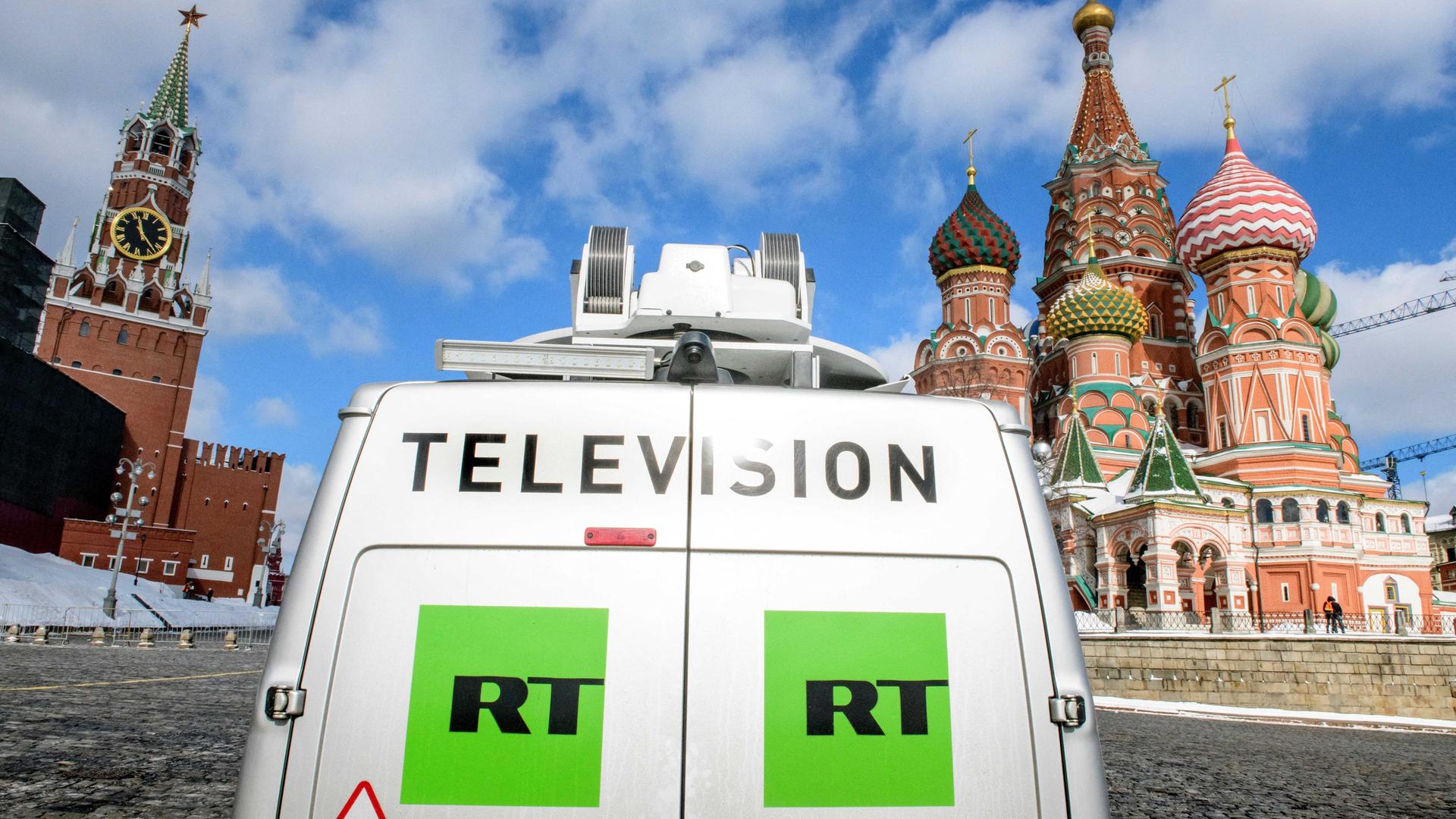Ein Transporter des russischen Staatssenders RT steht vor Basilius-Kathedrale in Moskau Ein Transporter des russischen Staatssenders RT steht vor Basilius-Kathedrale in Moskau
