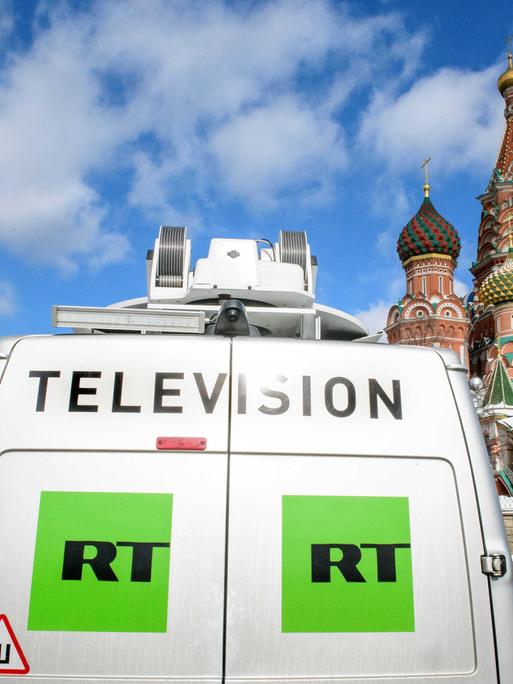 Ein Transporter des russischen Staatssenders RT steht vor Basilius-Kathedrale in Moskau