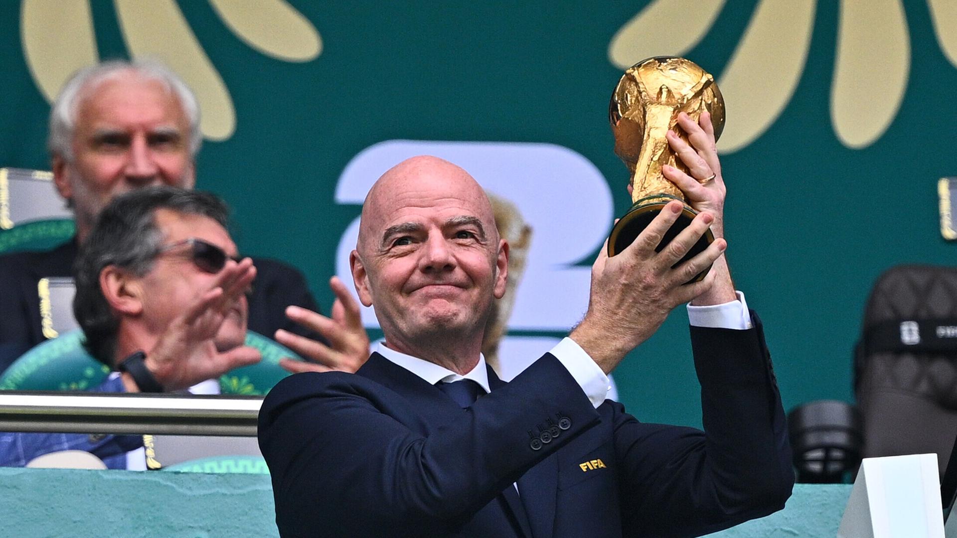 Fifa-Präsident Gianni Infantino präsentiert den WM-Pokal.