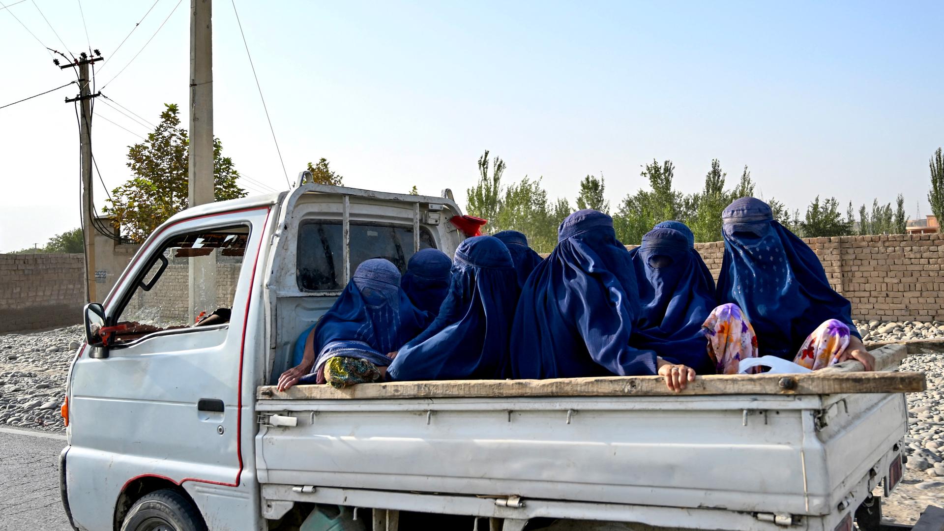 In Burkas gehüllte Frauen sitzen auf einem Kleinlaster (Afghanistan, Provinz Takhar, 29.07.2026) In Burkas gehüllte Frauen sitzen auf einem Kleinlaster (Afghanistan, Provinz Takhar, 29.07.2026)