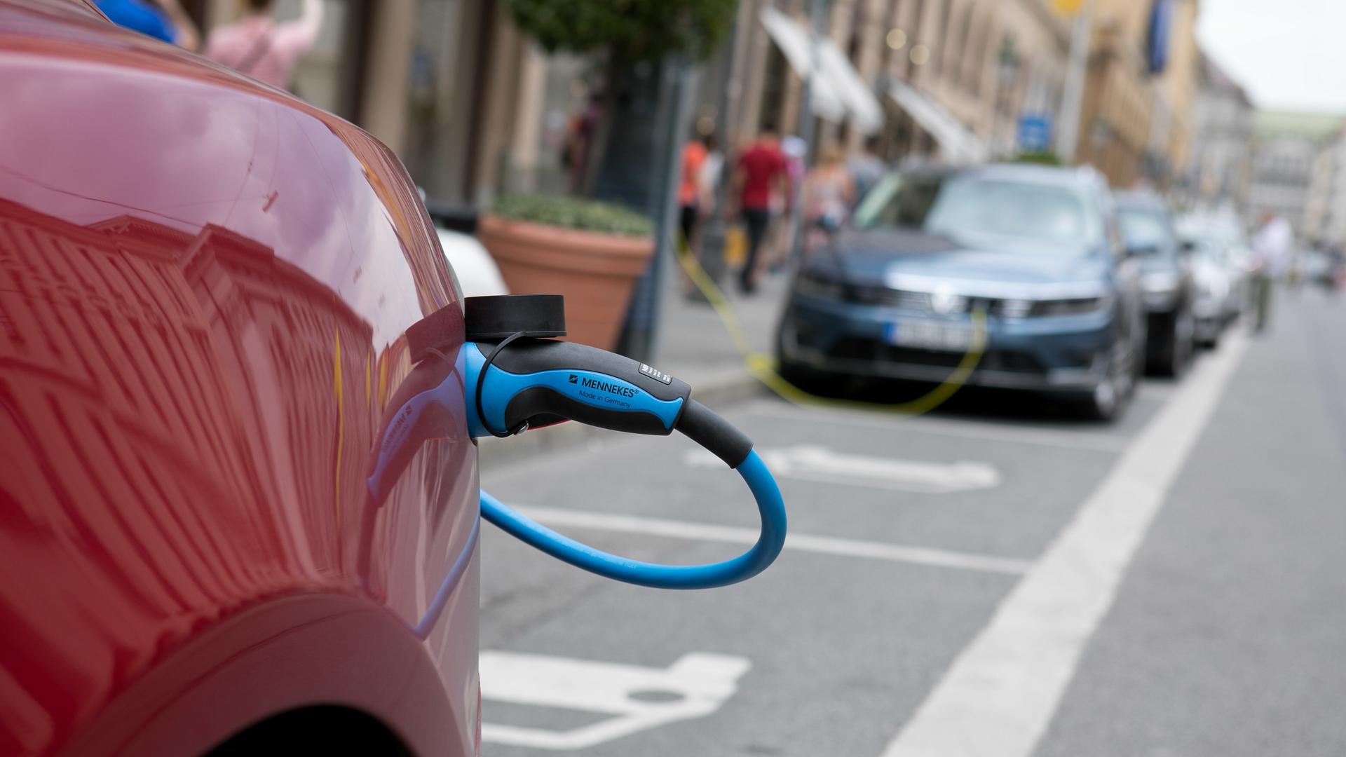 Ein E-Auto wird an einer Ladestation geladen.