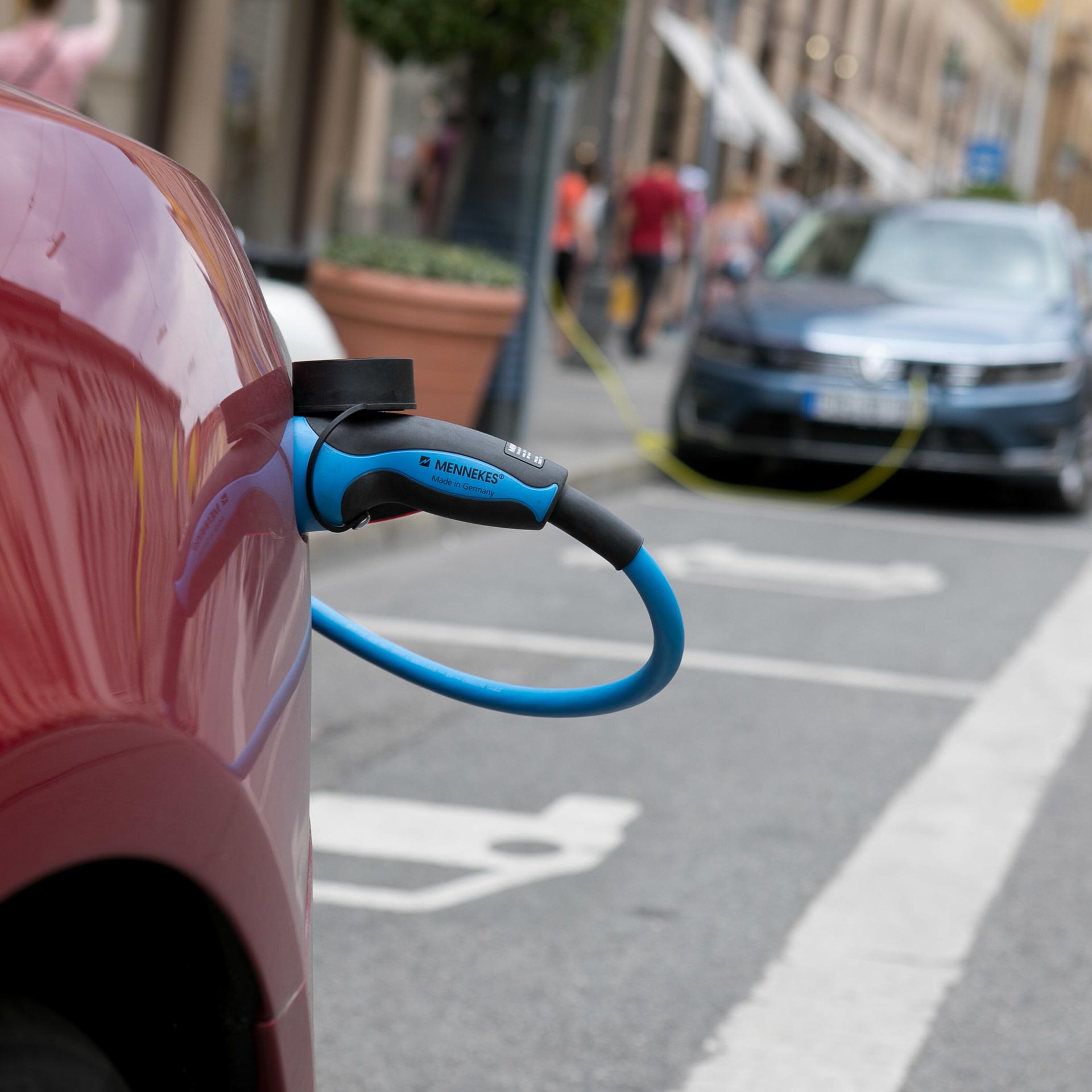 Ein E-Auto wird an einer Ladestation geladen