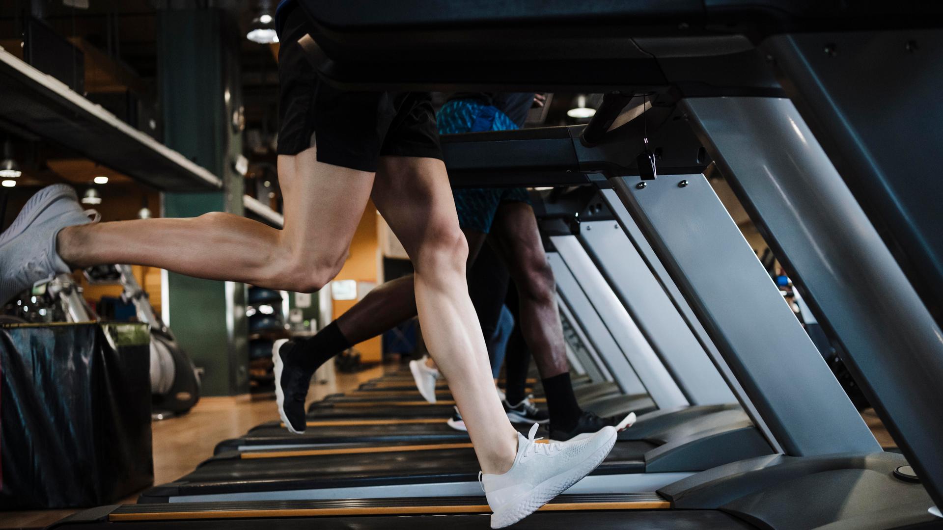 Rennende Beine auf einem Laufband Rennende Beine auf einem Laufband