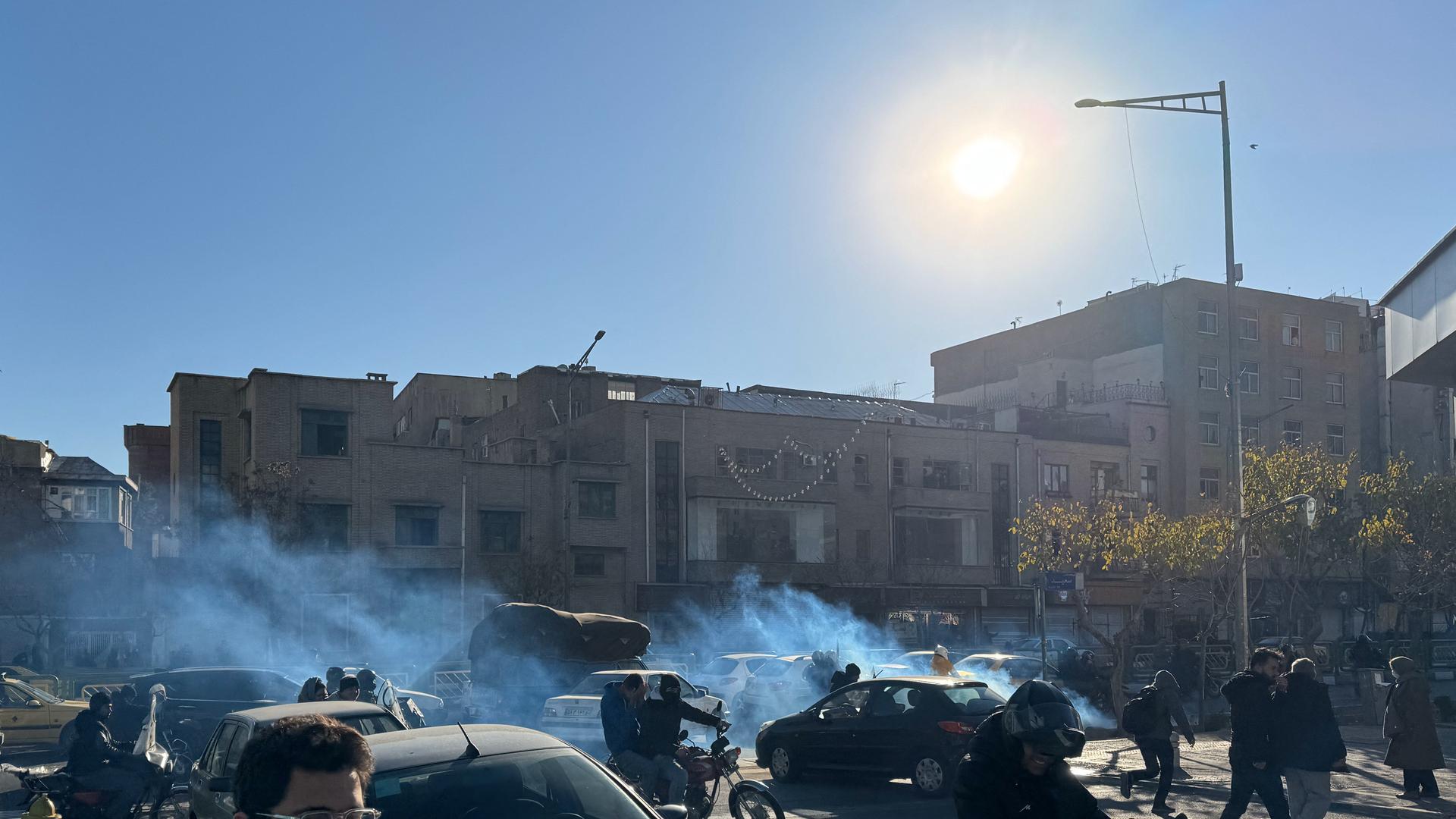 Ladenbesitzer und Händler protestieren am 29. Dezember 2025 in Teheran auf der Straße gegen die wirtschaftlichen Bedingungen und die angeschlagene Währung des Iran. Ladenbesitzer und Händler protestieren am 29. Dezember 2025 in Teheran auf der Straße gegen die wirtschaftlichen Bedingungen und die angeschlagene Währung des Iran.