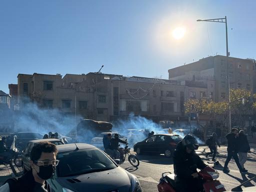 Ladenbesitzer und Händler protestieren am 29. Dezember 2025 in Teheran auf der Straße gegen die wirtschaftlichen Bedingungen und die angeschlagene Währung des Iran.
