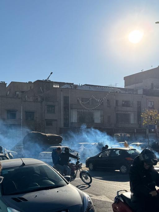 Ladenbesitzer und Händler protestieren am 29. Dezember 2025 in Teheran auf der Straße gegen die wirtschaftlichen Bedingungen und die angeschlagene Währung des Iran.