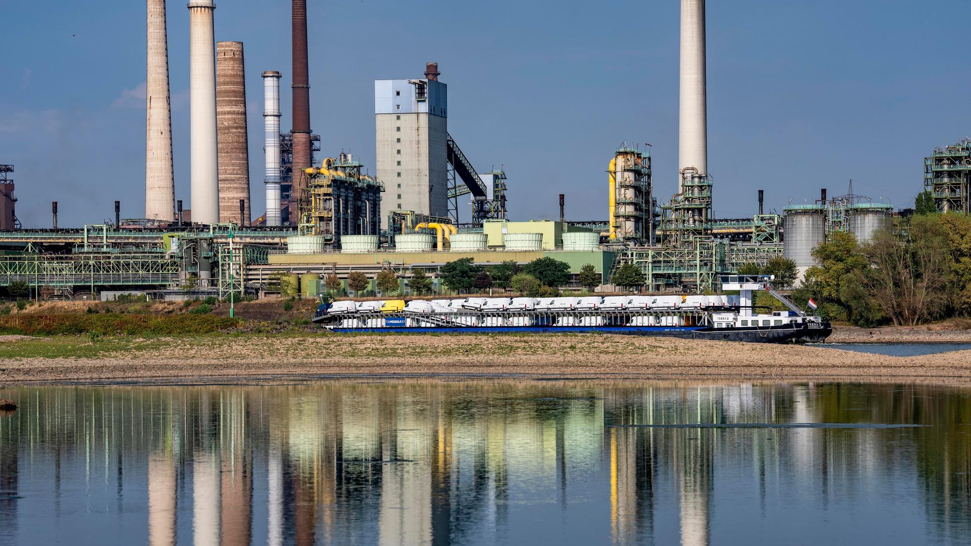 Extremes Niedrigwasser auf dem Rhein führt zur Bildung von Sandbänken. Der Frachter im kann nur mit reduzierter Ladung fahren. Im Hintergrund das Thyssenkrupp Steel Stahlwerk in Duisburg-Marxloh. Extremes Niedrigwasser auf dem Rhein führt zur Bildung von Sandbänken. Der Frachter im kann nur mit reduzierter Ladung fahren. Im Hintergrund das Thyssenkrupp Steel Stahlwerk in Duisburg-Marxloh.