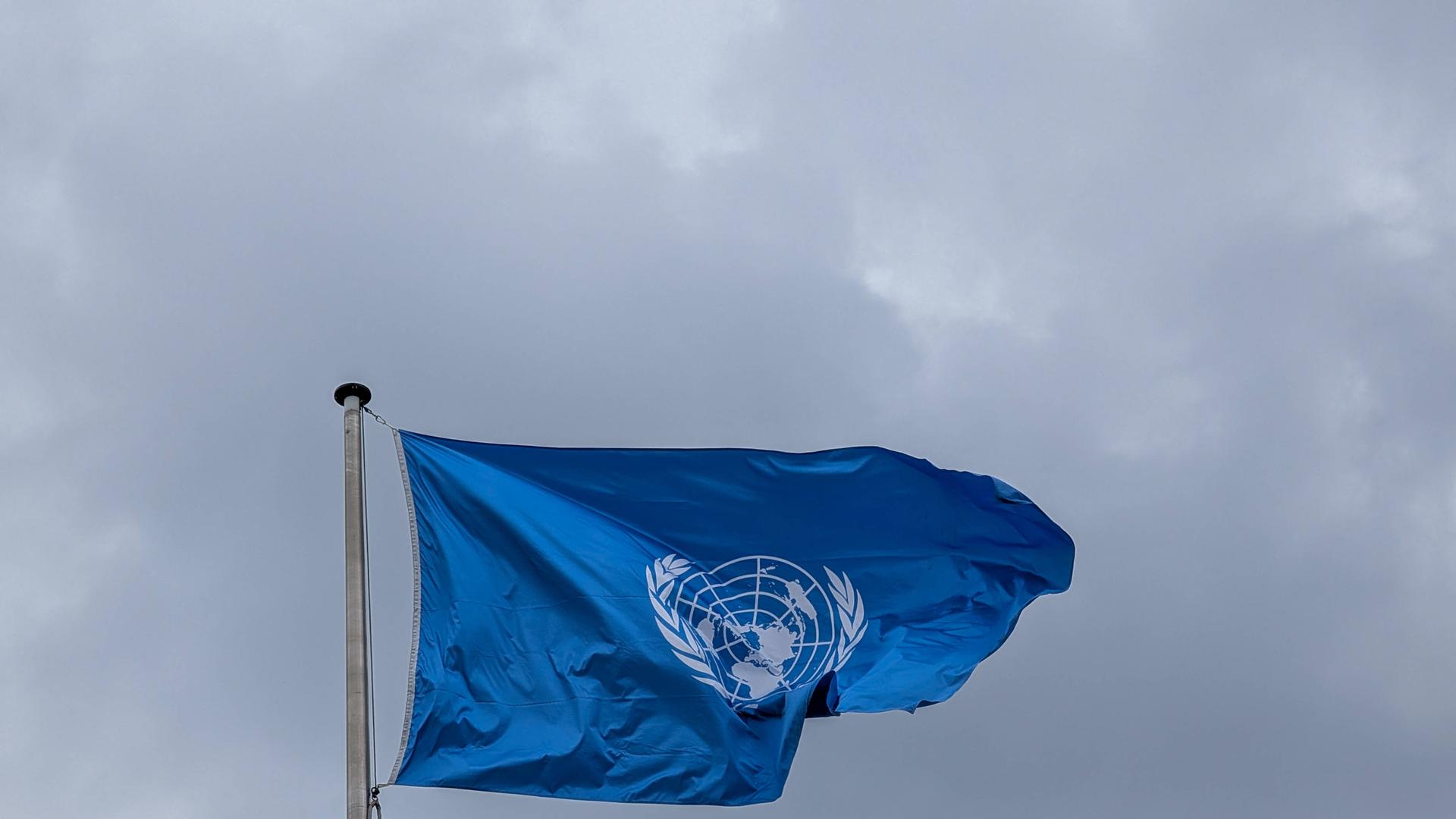 Die Flagge der Vereinten Nationen (UN) weht im Wind am UN-Campus in Bonn. Die Flagge der Vereinten Nationen (UN) weht im Wind am UN-Campus in Bonn.