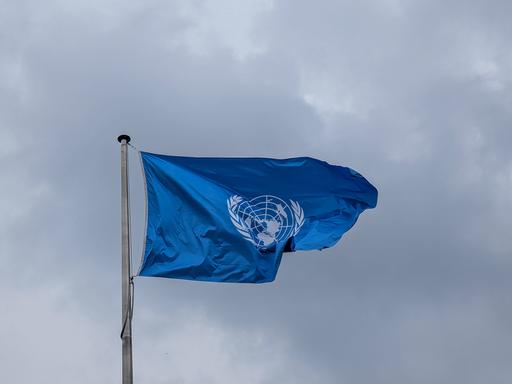 Die Flagge der Vereinten Nationen (UN) weht im Wind am UN-Campus in Bonn.