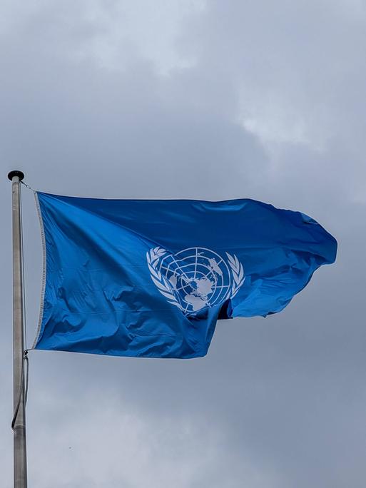 Die Flagge der Vereinten Nationen (UN) weht im Wind am UN-Campus in Bonn.