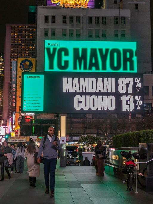 Eine Leuchttafel der Firma Kalshi zeigt vor der Wahl die Quoten für die beiden Bürgermeisterschaftskandidaten in New York an