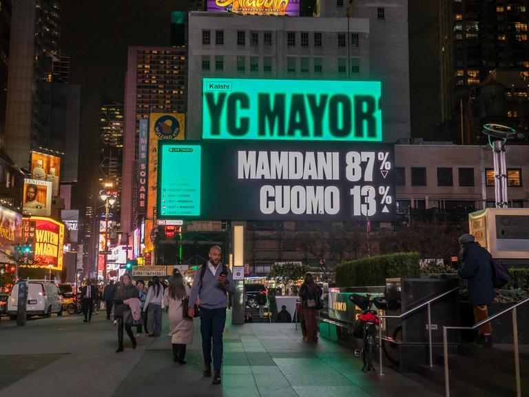 Eine Leuchttafel der Firma Kalshi zeigt vor der Wahl die Quoten für die beiden Bürgermeisterschaftskandidaten in New York an