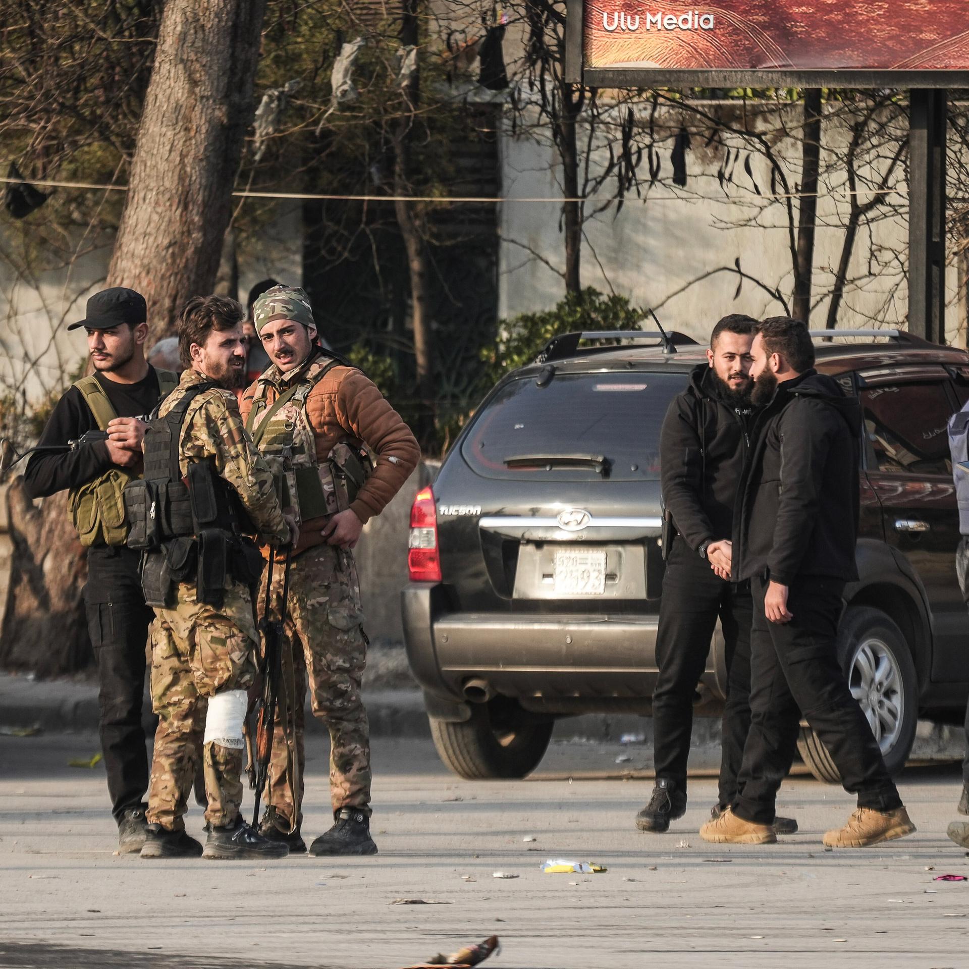 Syrische Regierungssoldaten patrouillieren in Aleppo.