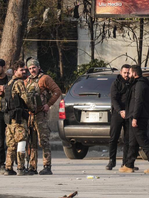 Syrische Regierungssoldaten patrouillieren in Aleppo. Syrische Regierungssoldaten patrouillieren in Aleppo.