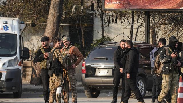 Syrische Regierungssoldaten patrouillieren in Aleppo.