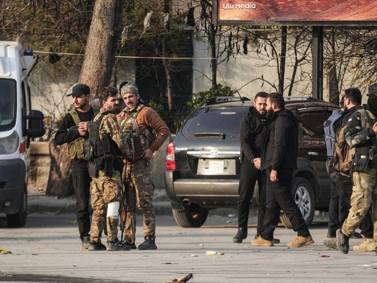 Syrische Regierungssoldaten patrouillieren in Aleppo. Syrische Regierungssoldaten patrouillieren in Aleppo.