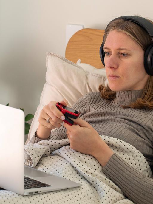 Eine Frau ist krank und konsultiert online einen Arzt