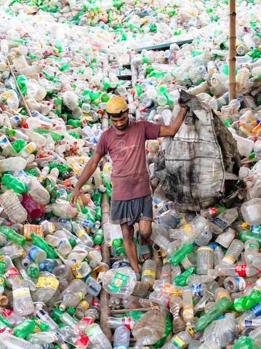 Bangladesch: Ein Mann steht im Plastikmüll Bangladesch: Ein Mann steht im Plastikmüll