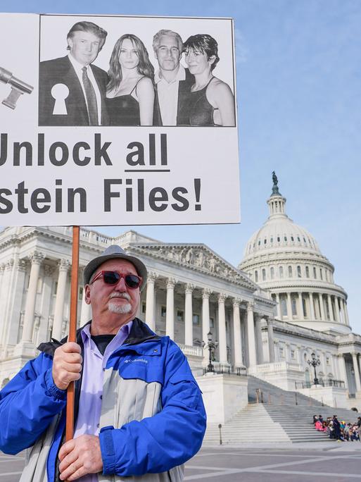 Gary Rush hält in Washington vor dem Kapitol ein Schild hoch. Darauf steht: Gebt alle Epstein-Akten frei!