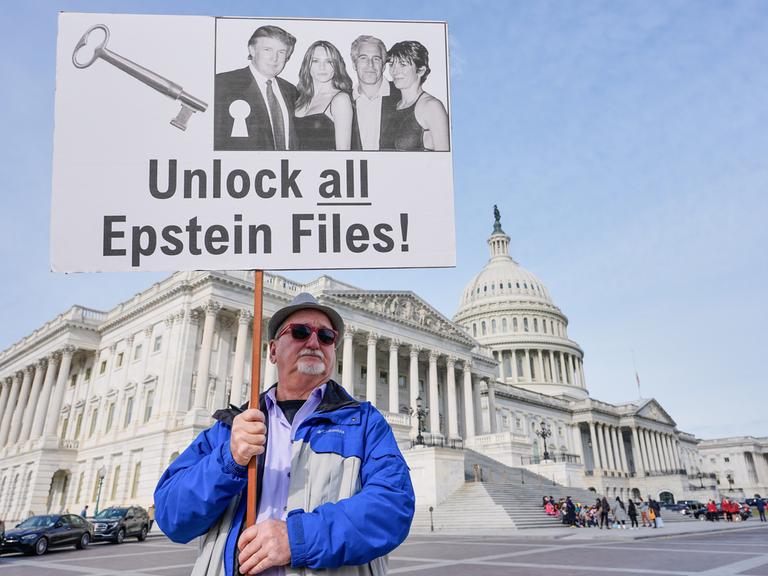 Gary Rush hält in Washington vor dem Kapitol ein Schild hoch. Darauf steht: Gebt alle Epstein-Akten frei! Gary Rush hält in Washington vor dem Kapitol ein Schild hoch. Darauf steht: Gebt alle Epstein-Akten frei!