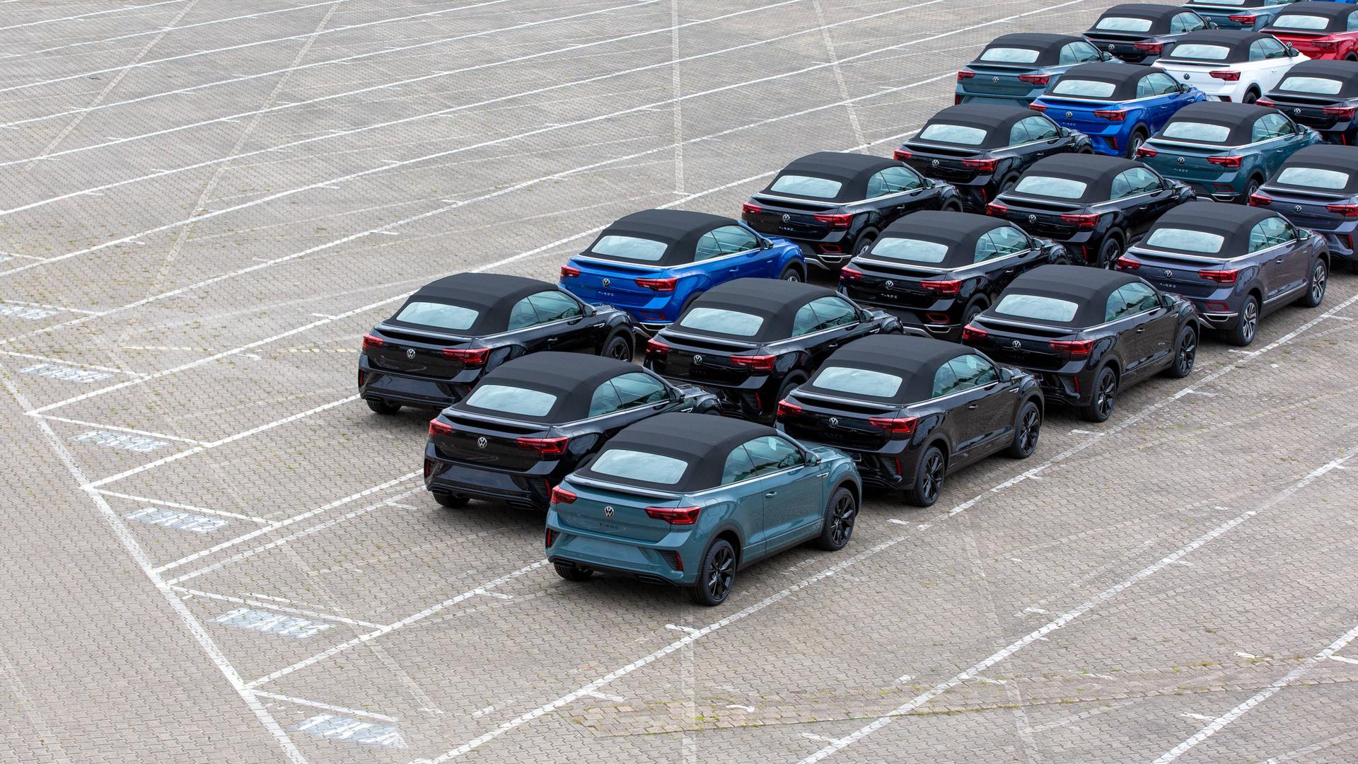 Fabrikneue VW T-Roc Cabrio warten im Volkswagenwerk Osnabrück auf ihre Verladung Fabrikneue VW T-Roc Cabrio warten im Volkswagenwerk Osnabrück auf ihre Verladung