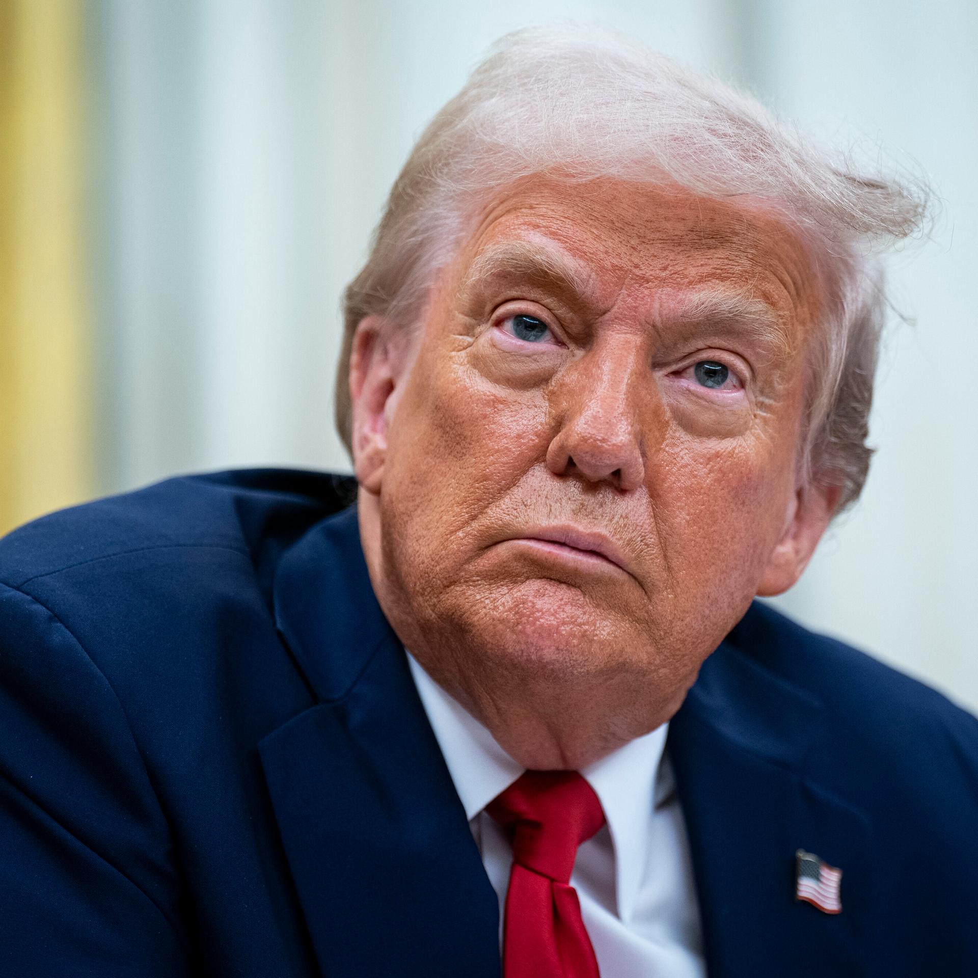 Präsident Donald Trump schaut bei der Unterzeichnung einer Executive Order im Oval Office des Weißen Hauses in Washington