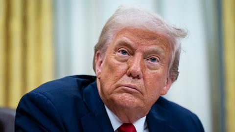 Präsident Donald Trump schaut in die Kamera.