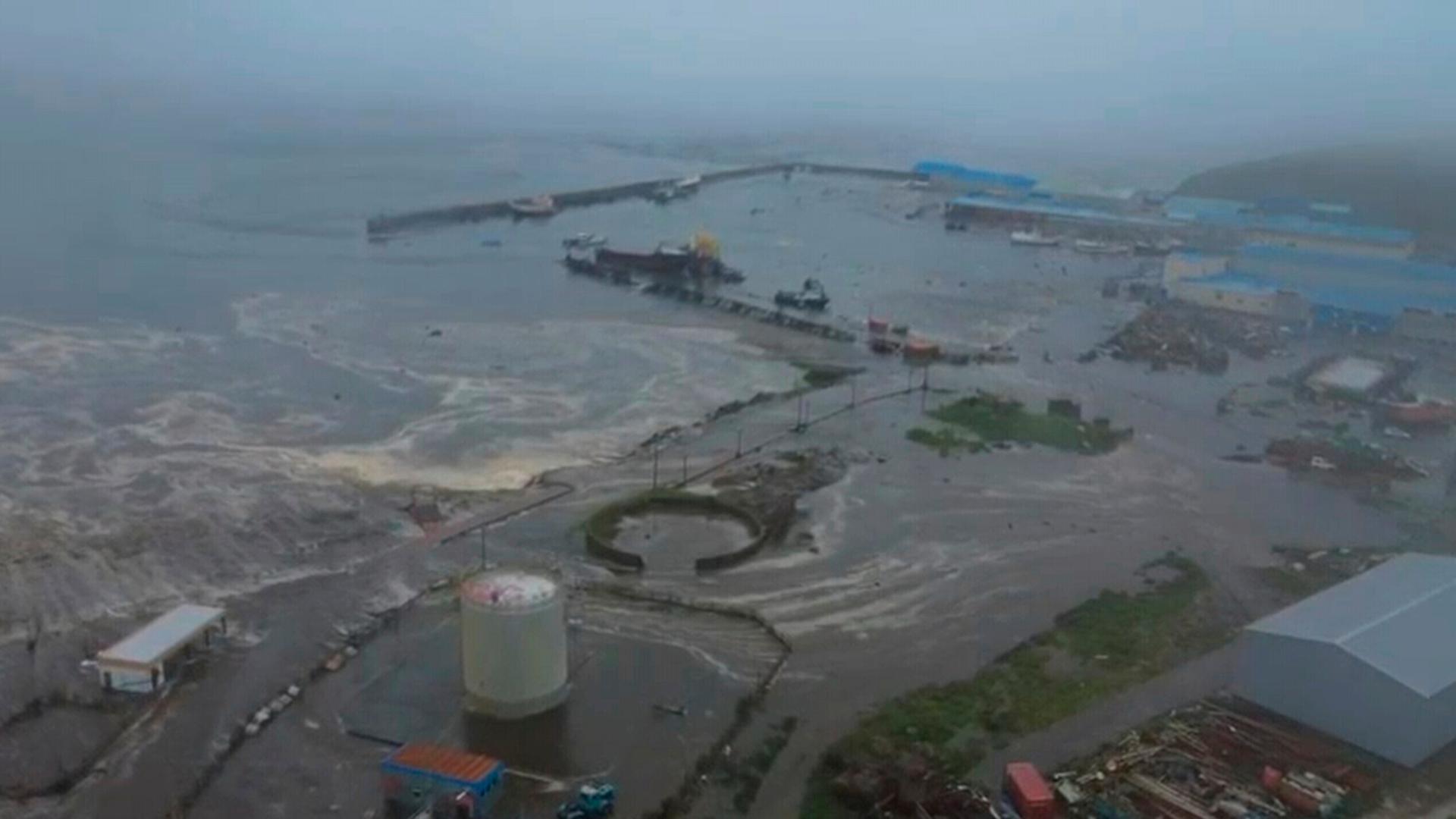 Die Folgen des Tsunamis, der die Küste von Sewero-Kurilsk auf der Insel Paramushir der Kurilen in Russland traf. Die Folgen des Tsunamis, der die Küste von Sewero-Kurilsk auf der Insel Paramushir der Kurilen in Russland traf.