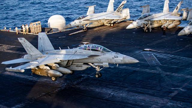 Ein Flugzeug des US-Militärs auf einem Flugzeugträger an einem unbekannten Ort im Meer.