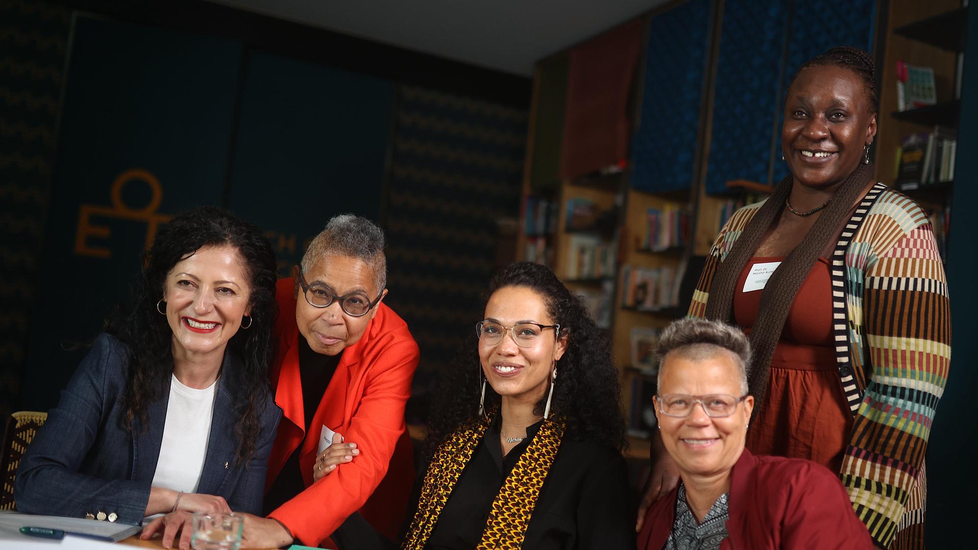Maisha Auma, Peggy Piesche, Cansel Kiziltepe, Lina Mitschke (Each One Teach One) und Katja Kinder (Executive Director of RAA Berlin) während der Eröffnung des ersten Black Communities Centers (CUZ Community Center for Black, African, and Afro-Diasporic… Maisha Auma, Peggy Piesche, Cansel Kiziltepe, Lina Mitschke (Each One Teach One) und Katja Kinder (Executive Director of RAA Berlin) während der Eröffnung des ersten Black Communities Centers (CUZ Community Center for Black, African, and Afro-Diasporic…