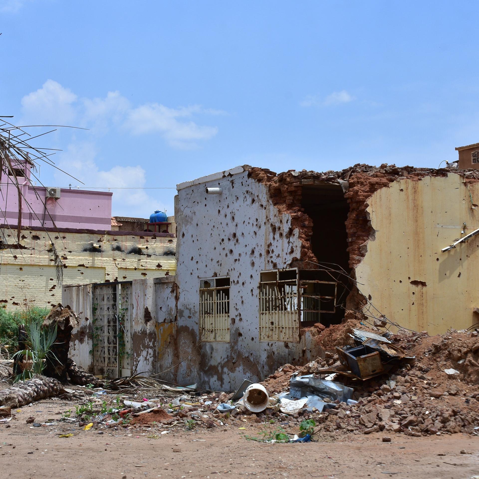 Zerstörte Gebäude, von Kugeln durchlöchert im Sudan.