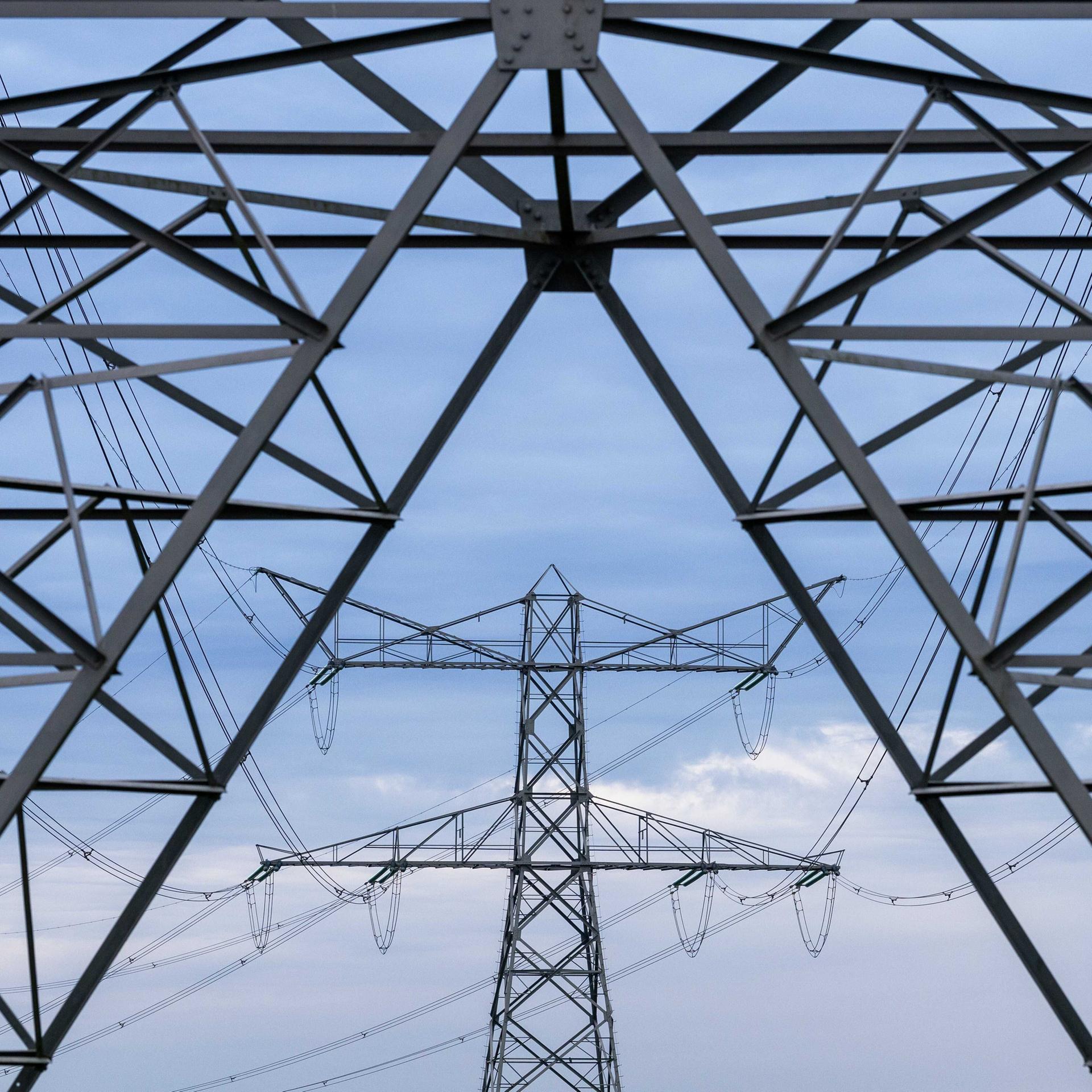 Ein 380-kV-Hochspannungsmast im Umspannwerk Doetinchem Langerak
