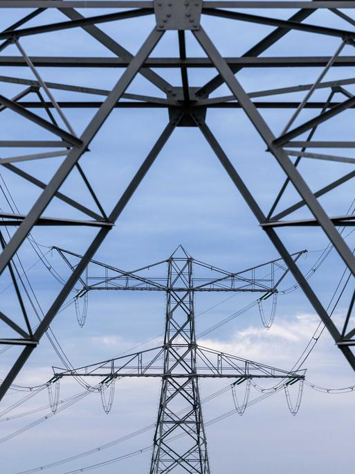 Ein 380-kV-Hochspannungsmast im Umspannwerk Doetinchem Langerak