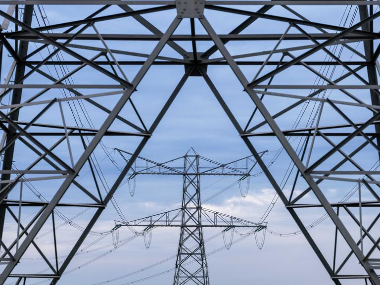 Ein 380-kV-Hochspannungsmast im Umspannwerk Doetinchem Langerak