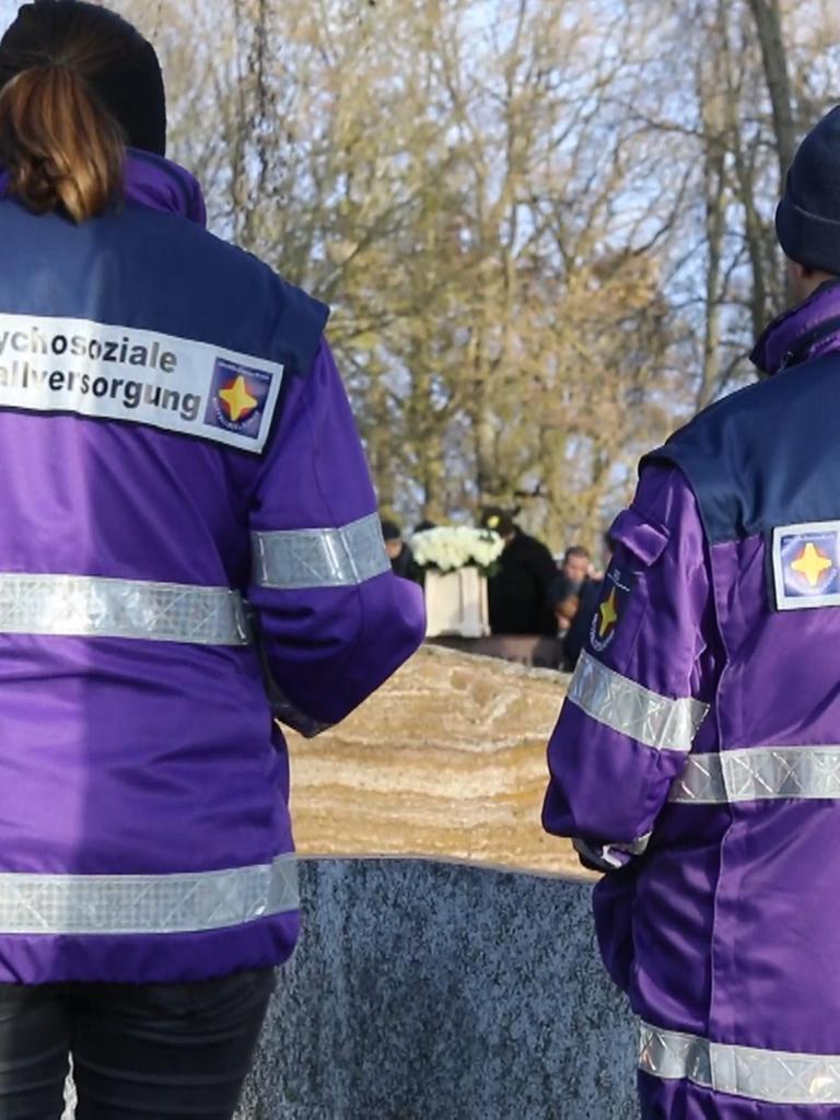 Zwei Notfallseelsorger*innen von hinten Zwei Notfallseelsorger*innen von hinten