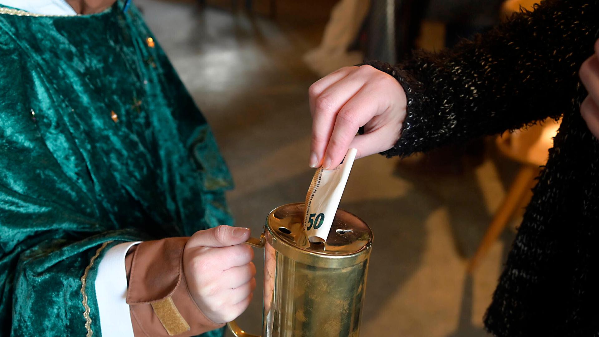Eine Gabe für die Sternsinger am Dreikönigstag in München. Eine Gabe für die Sternsinger am Dreikönigstag in München.