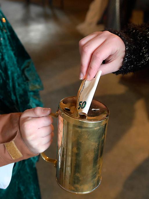 Eine Gabe für die Sternsinger am Dreikönigstag in München.