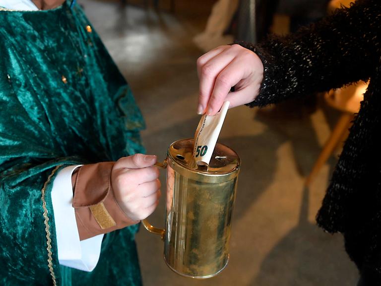 Eine Gabe für die Sternsinger am Dreikönigstag in München.