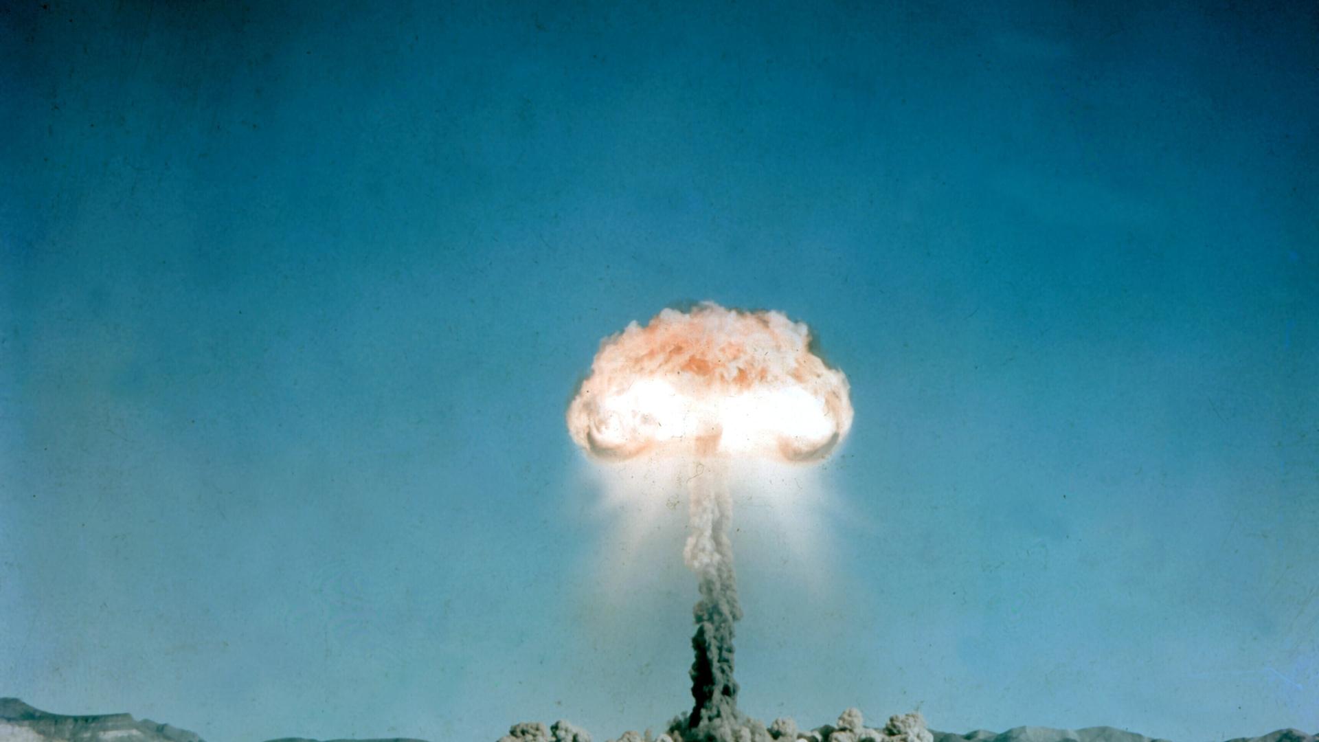 Ein Atompilz steigt nach der Explosion einer Atombombe über dem Testgelände in der Wüste von Nevada auf.