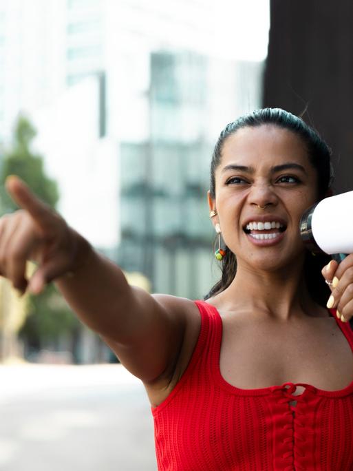 Eine Frau ruft in ein Megafon