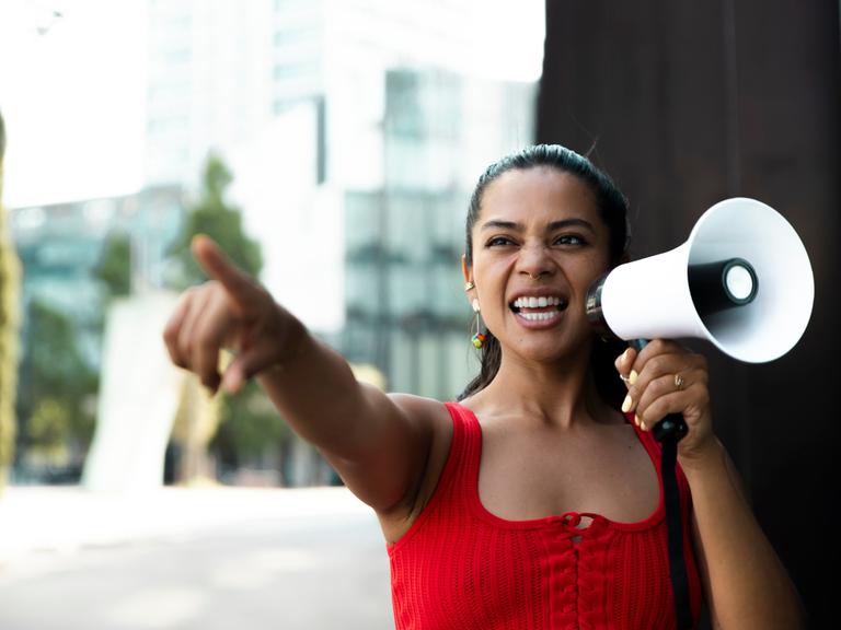 Eine Frau ruft in ein Megafon