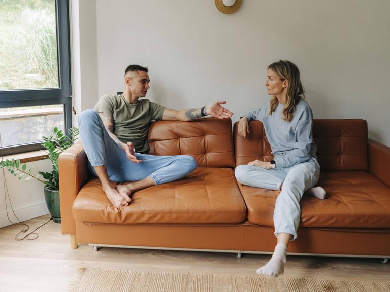 Eine Frau und ein Mann führen ein ernstes Gespräch