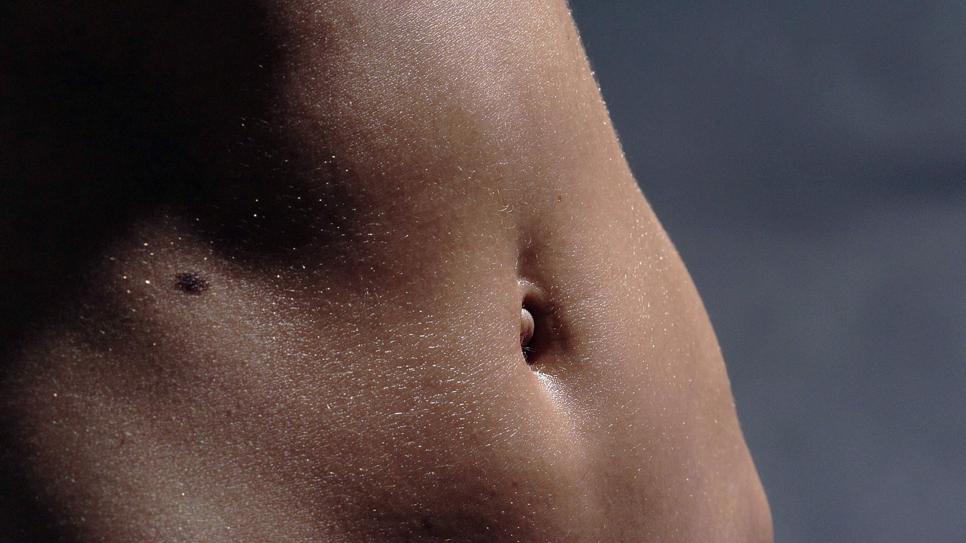 Nahaufnahme: Nackter Bauch einer Frau