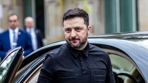 Der ukrainische Präsident Wolodymyr Selenskyjsteigt aus einem Auto aus.